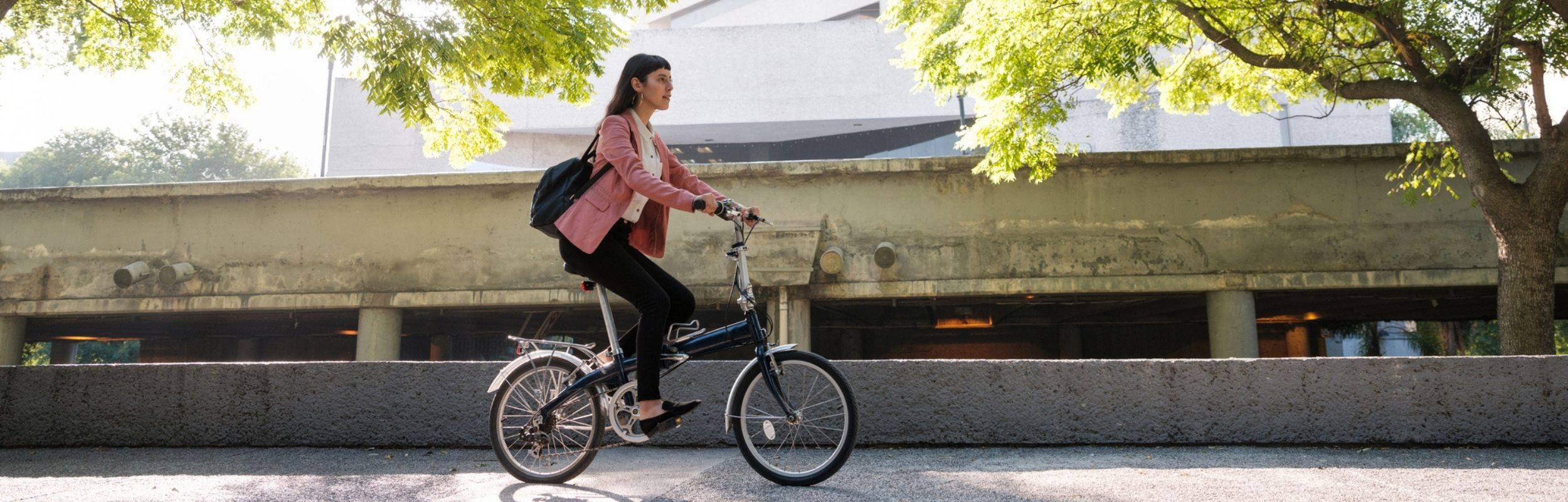 Femme sur un vélo montrant les bienfaits du forfait mobilités durables