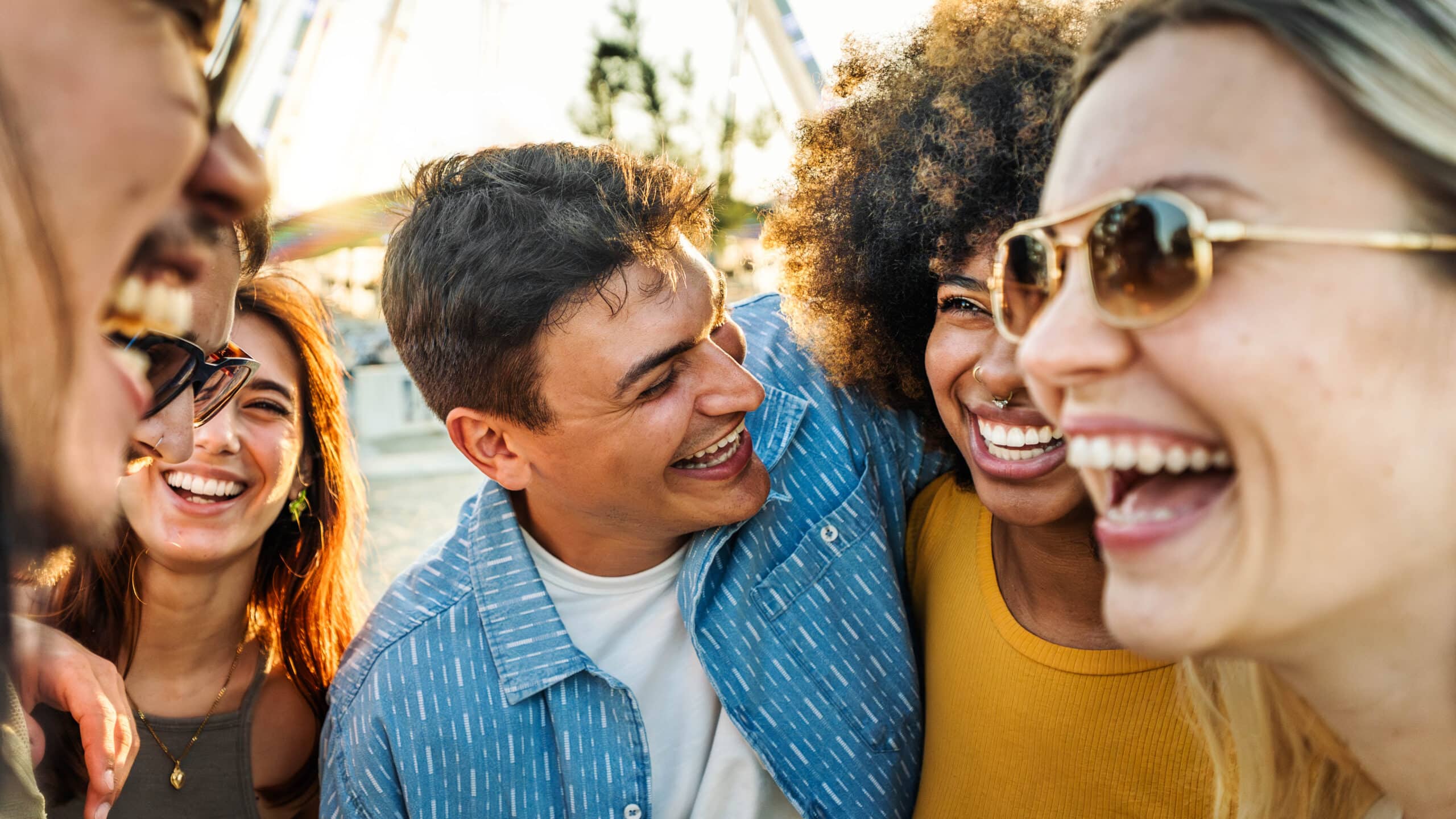 Multiethnic young people laughing together outside – Friendship life style concept with guys and girls having fun together hanging outdoors – Boys and girls talking and smiling on city street Multiethnic young people laughing together outside - Friendship life style concept with guys and girls having fun together hanging outdoors - Boys and girls talking and smiling on city street
